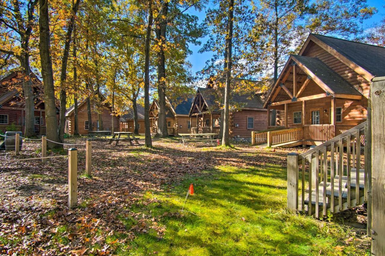 Rustic Rothbury Cabin With Resort Amenity Access! Exterior photo